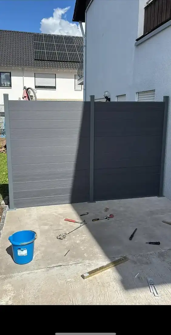 Anthrazitfarbenes Sichtschutzelement nach der Montage