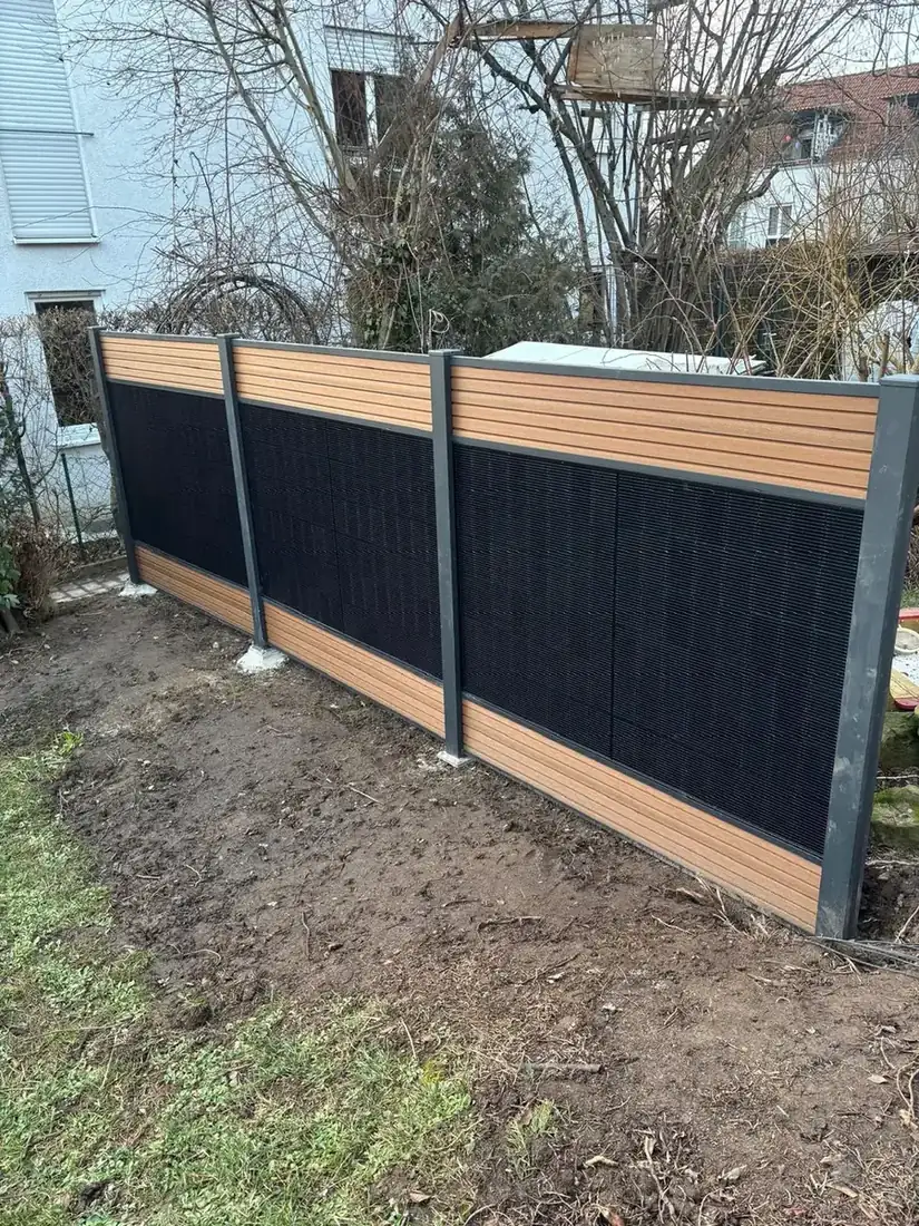 Montage eines Sichtschutzzauns mit Holz- und Metallelementen