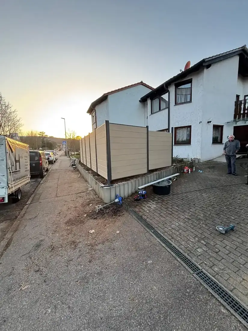 Transport von Zaunelementen mit Anhänger