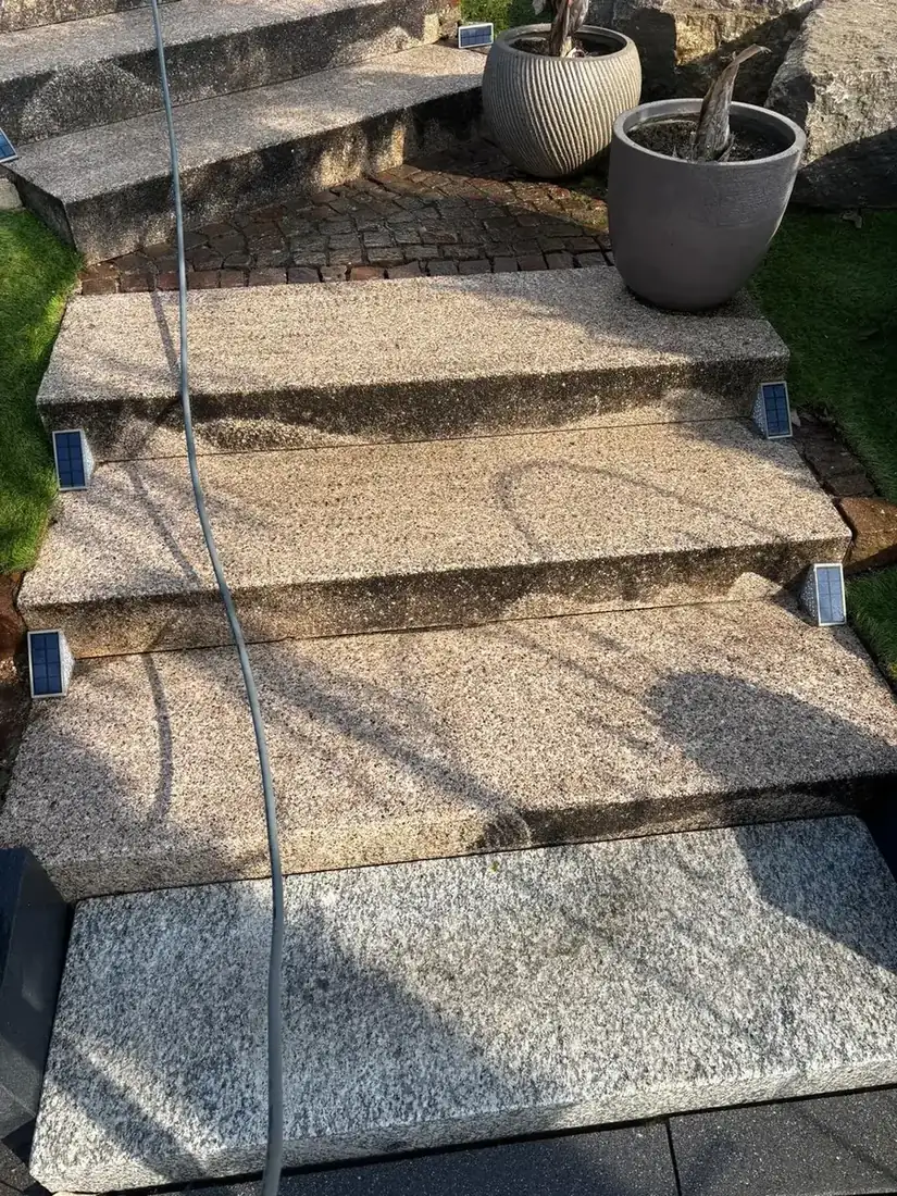 Gereinigte Natursteintreppe im Außenbereich