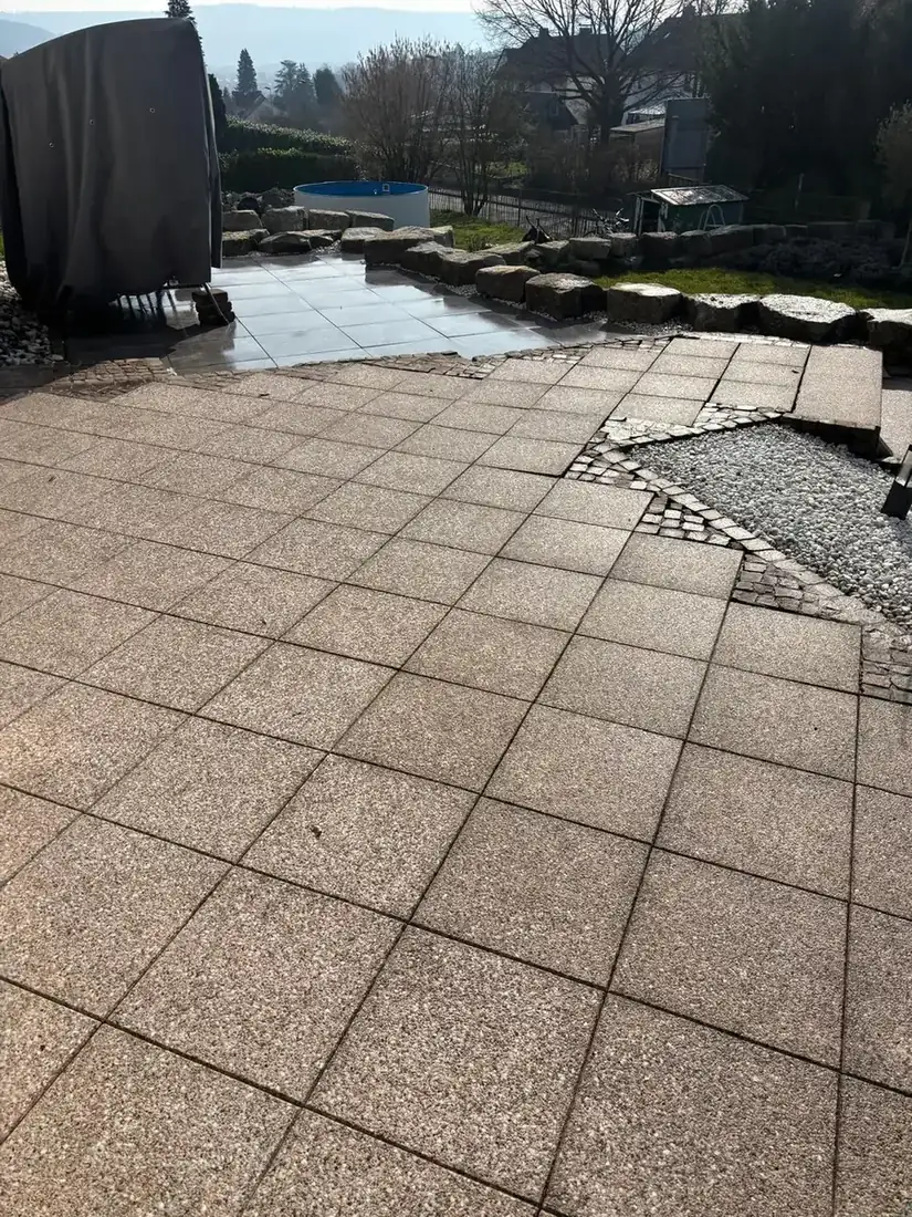 Gereinigte Terrassenplatten am Gartenteich