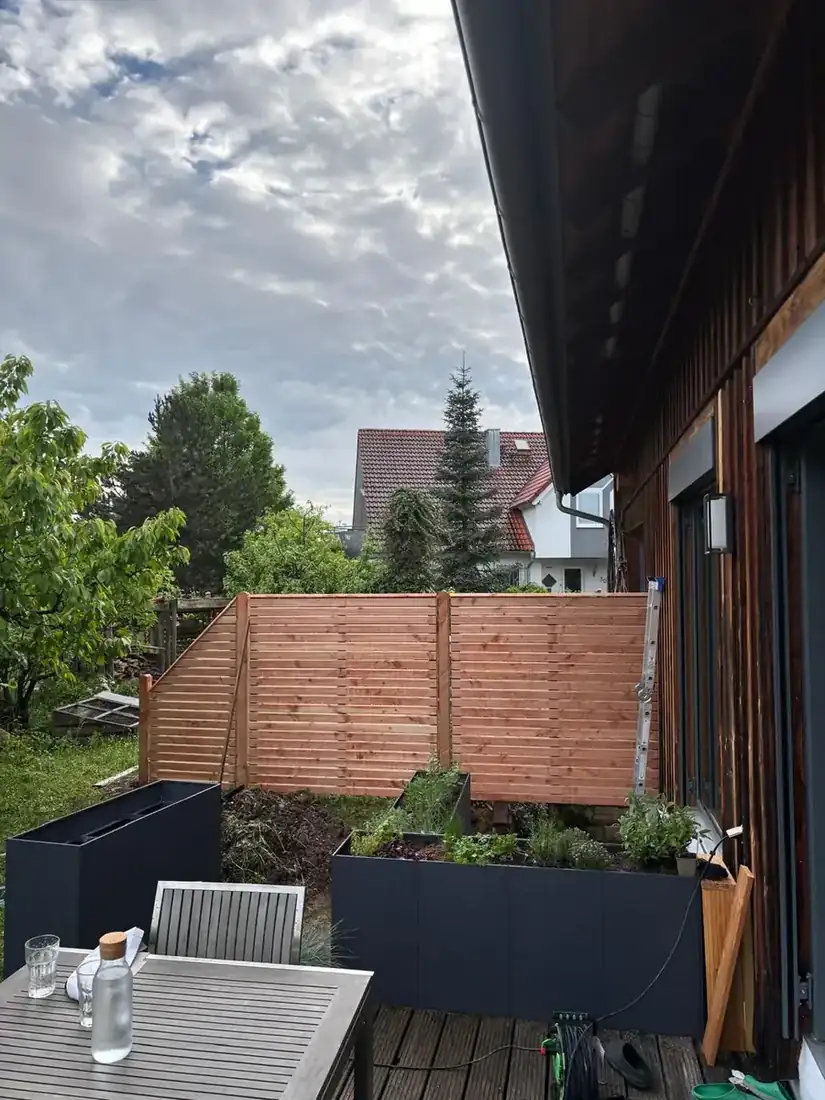 Holzsichtschutz an einer Terrasse