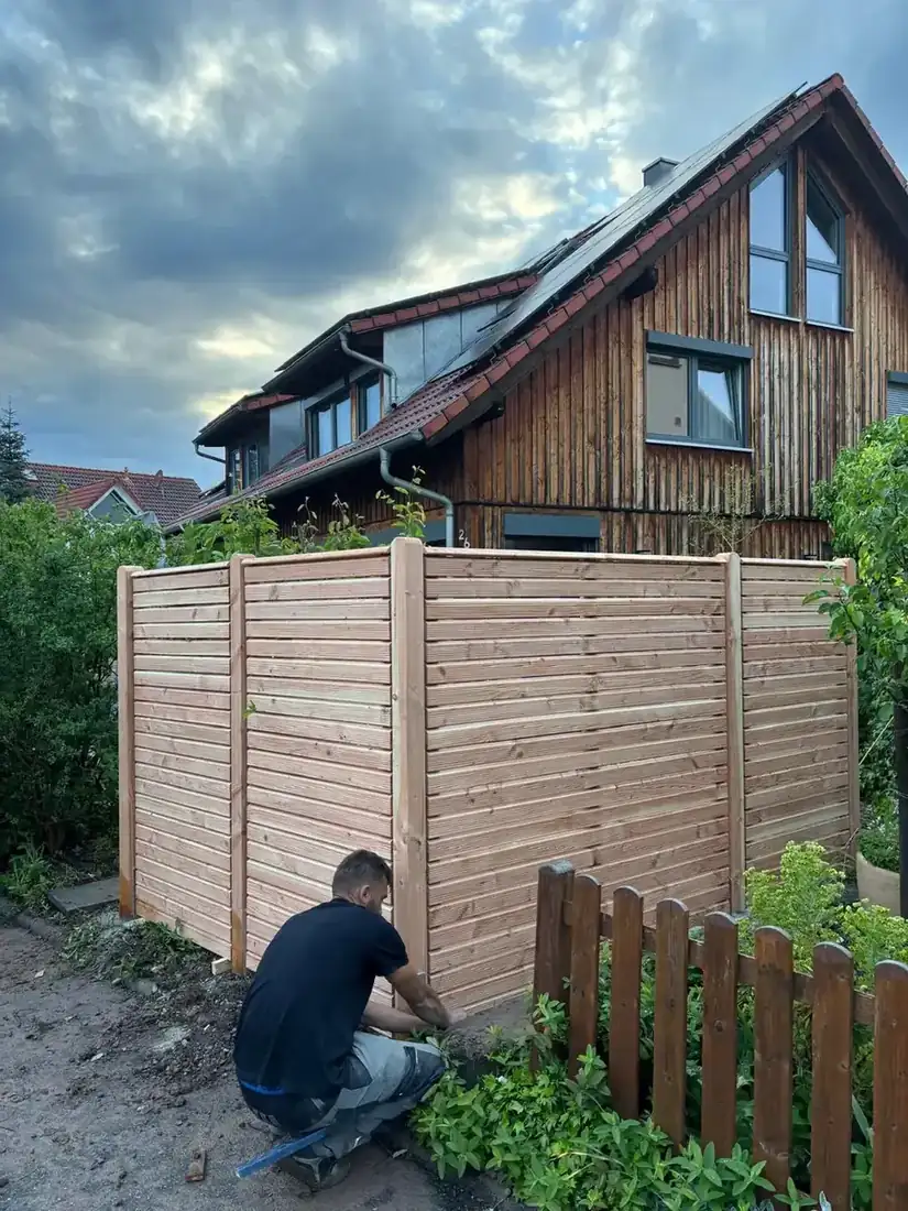 Montage eines Holzsichtschutzzauns im Garten