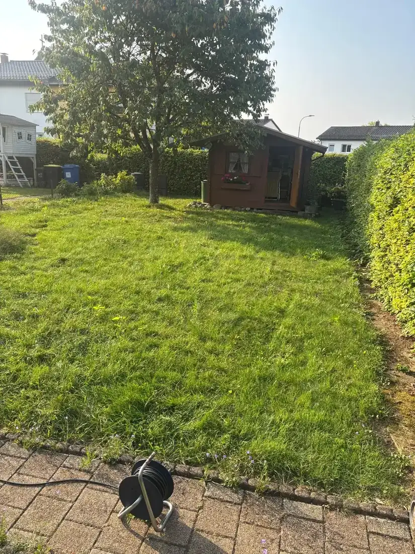 Gemähte Rasenfläche in einem großen Privatgarten