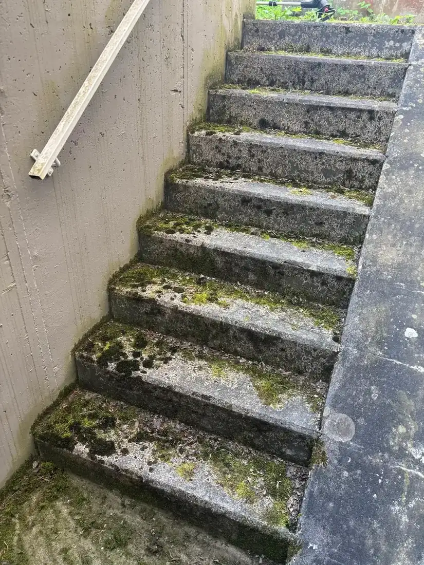 Außentreppe während der Reinigung