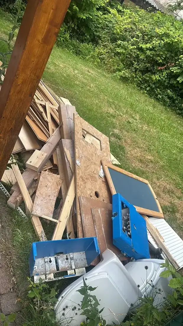 Sperrmüll und Bauschutt vor der Abholung
