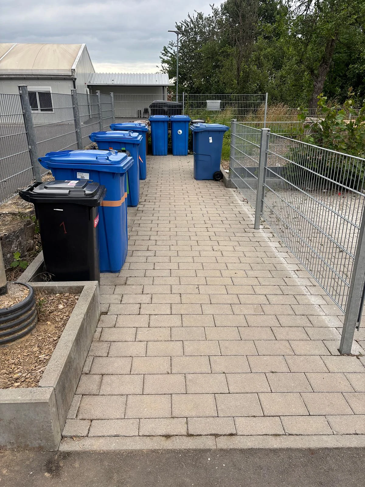 Gereinigter Mülltonnenplatz einer Wohnanlage