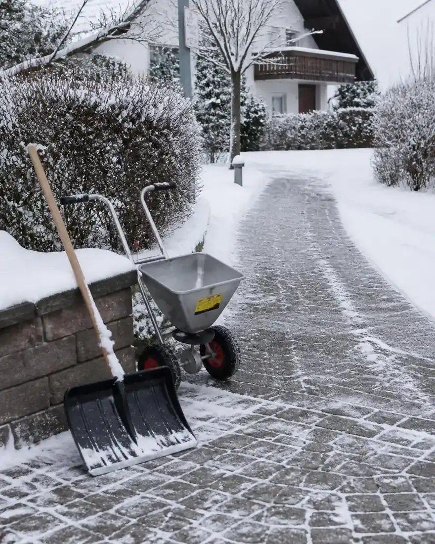 Geräumte und gestreute Hofeinfahrt an einem verschneiten Wintermorgen